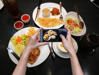 İnsan el gıda fotoğrafçılığı bir akıllı telefon tutarak