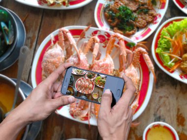 İnsan el gıda fotoğrafçılığı bir akıllı telefon tutarak