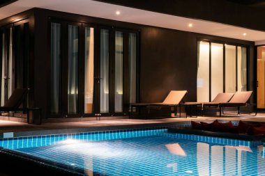 Yüzme Havuzu mavi gece için izin verildi