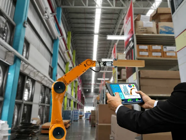 Empresario Mano Sosteniendo Una Tableta Inteligente Robot Industria Brazo Productos —  Fotos de Stock