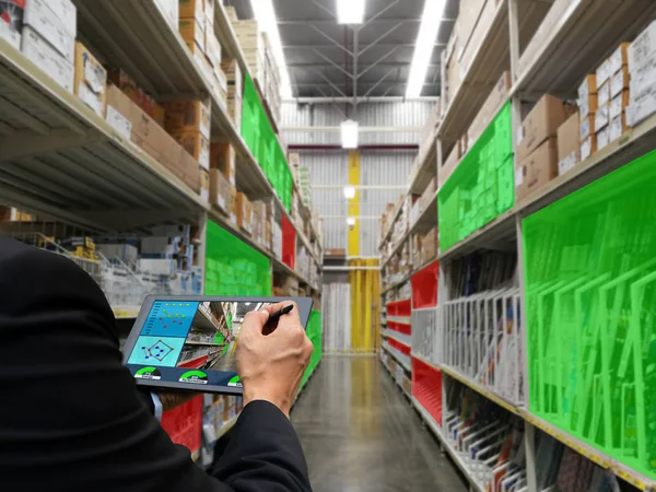 Affärsman Handen Håller Tablett Teknik Kontrollera Produkter Lagring Fabrik Och — Stockfoto