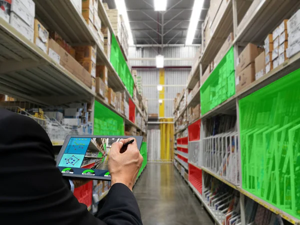 tablet teknoloji onay ürünleri depolama fabrika ve depo tutan işadamı el