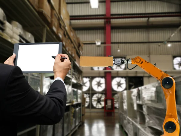 Empresario Mano Sosteniendo Una Tableta Inteligente Robot Industria Brazo Productos —  Fotos de Stock