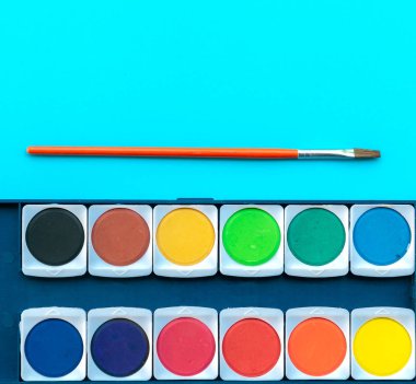 Suluboya ve fırça boya sanat masaya koy