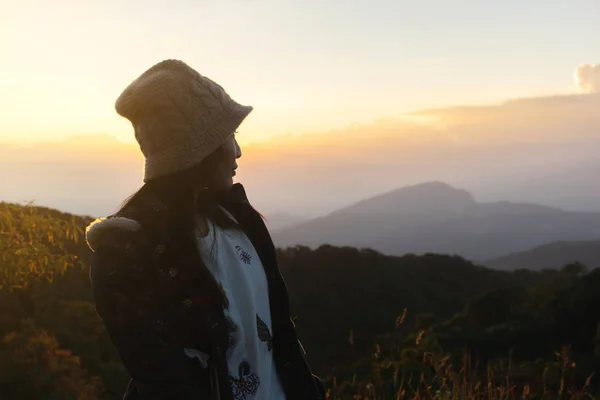 Женская Куртка Путешествующая Холодной Утренней Горе Солнца — стоковое фото