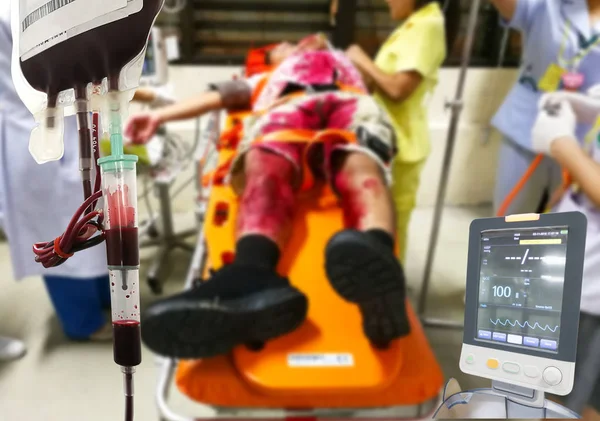 救急室で血液供給患者と救急事故ぼかし — ストック写真