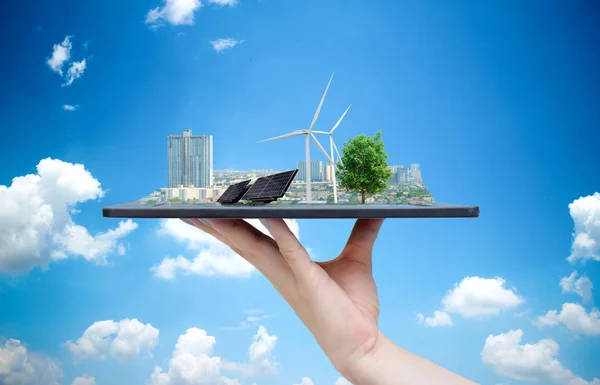 Ekolojik sistem güneş enerjisi tableti elinde tutuyor.