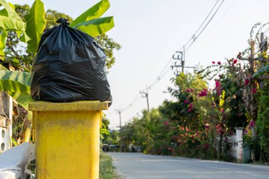 Yol kenarında siyah çöp yerleştirilir