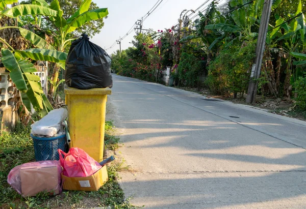 Czarny Śmieci Umieszczone Poboczu Drogi — Zdjęcie stockowe