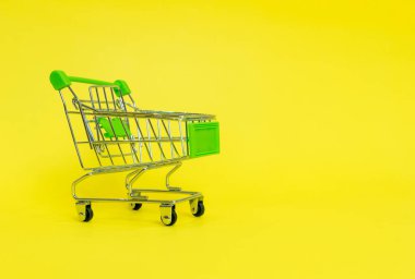 Sarı bir arka plan üzerinde süpermarkette Alışveriş sepeti