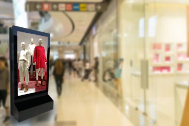 Pazarlama ve reklam konsepti dijital tabela billboard giyim moda yaşam tarzı için kısa mesaj veya medya içeriği mağaza alışveriş merkezinde 