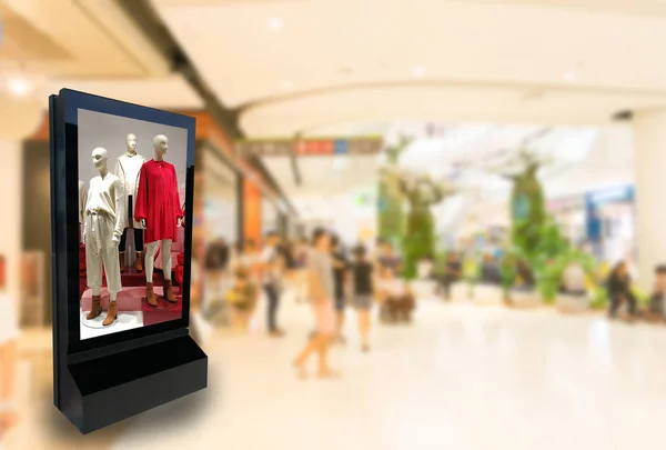 Pazarlama ve reklam konsepti dijital tabela billboard giyim moda yaşam tarzı için kısa mesaj veya medya içeriği mağaza alışveriş merkezinde 