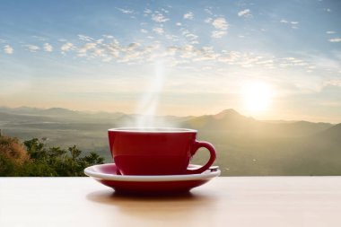 Sabah güneşi dağ manzaralı kahve fincanı kırmızı