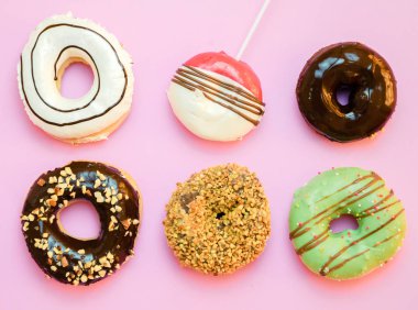Mavi ve pembe arka plan üzerine sırlı ile çeşitli donuts