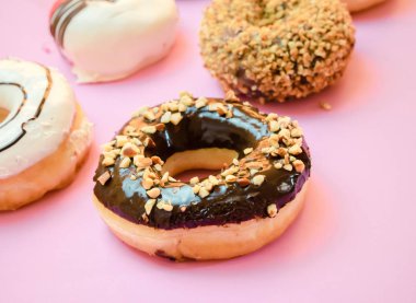 Mavi ve pembe arka plan üzerine sırlı ile çeşitli donuts
