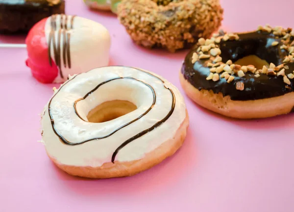 Donuts Sortidas Com Vidros Fundo Azul Rosa — Fotografia de Stock