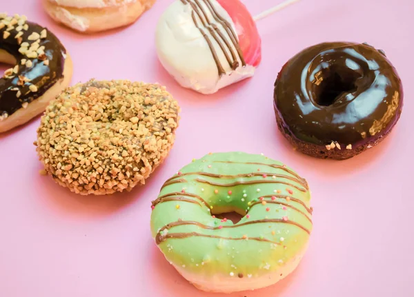 Donuts Surtidos Con Acristalamiento Sobre Fondo Azul Rosa — Foto de Stock