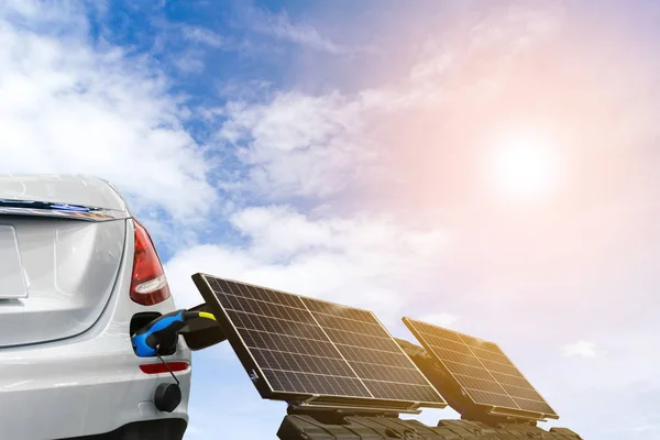 Car Oder Electric Power Car Und Solarzellen Zur Stromerzeugung — Stockfoto