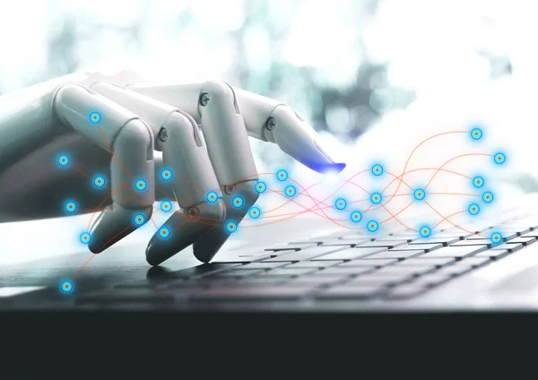 Ağ teknolojisi robot kavramı veya robot el chatbot bilgisayar klavyesi basarak girin