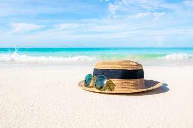 Plaj ve denize yerleştirilen şapka ve gözlük bir tatil yaz rahatlatıcı var ve seyahat parlak gökyüzü koh lipe tayland
