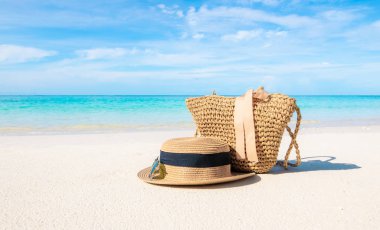 Plaj ve denize yerleştirilen şapka ve gözlük bir tatil yaz rahatlatıcı var ve seyahat parlak gökyüzü koh lipe tayland