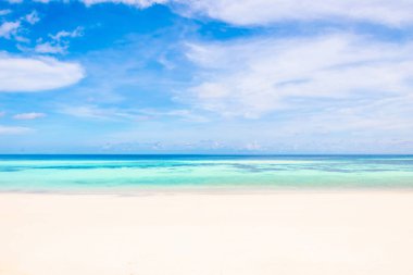Deniz ve berrak su plaj bir tatil yaz rahatlatıcı var ve parlak gökyüzü koh lipe tayland seyahat