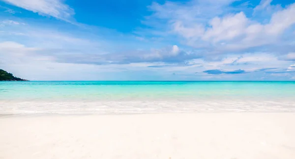 Deniz Berrak Plaj Bir Tatil Yaz Rahatlatıcı Var Parlak Gökyüzü — Stok fotoğraf
