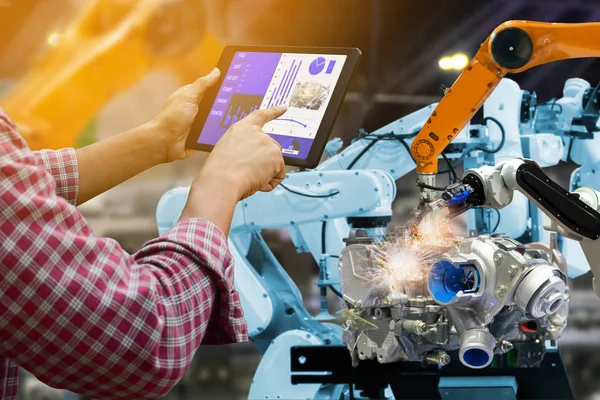 Mühendis dokunmatik ekran kontrol robot fabrikası parçalar motor imalat sanayi üretimi robotlar ve mekanik kol
