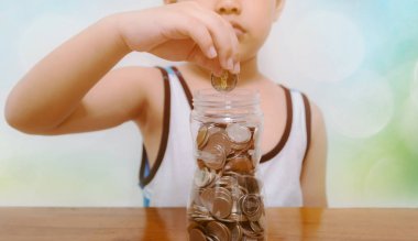 Çocuk gelecek için tasarruf para toplamak