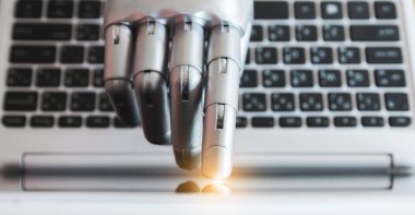 Robot elleri ve parmakları ışık etkisi ile dizüstü düğme danışmanı chatbot robotik yapay zeka kavramı işaret
