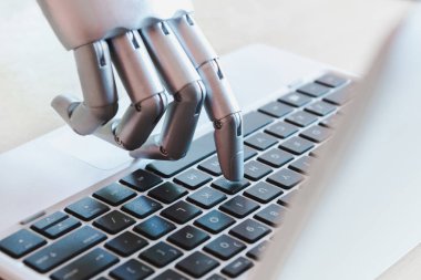 Robot elleri ve parmakları dizüstü bilgisayar düğmesi danışmanı chatbot robotik yapay zeka kavramı işaret