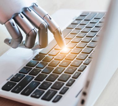 Robot elleri ve parmakları ışık etkisi ile dizüstü düğme danışmanı chatbot robotik yapay zeka kavramı işaret
