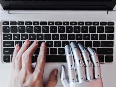 Robot elleri ve parmakları dizüstü bilgisayar düğmesi danışmanı chatbot robotik yapay zeka kavramı işaret
