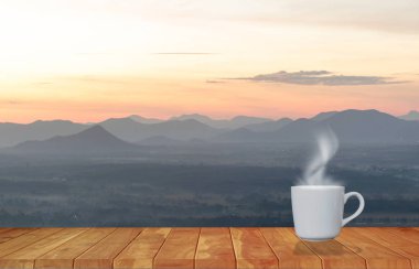 Sabah güneşi dağ manzaralı kahve fincanı kırmızı