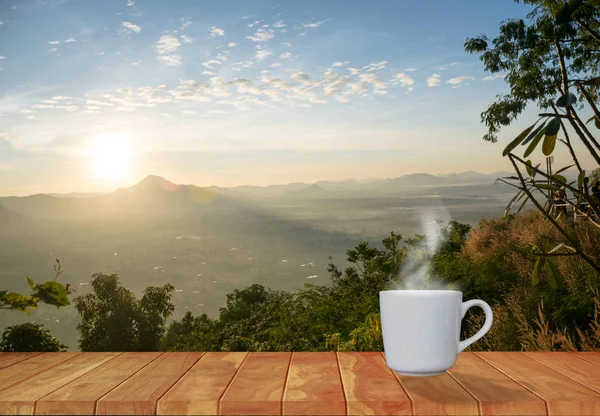 Sabah Güneşi Dağ Manzaralı Kahve Fincanı Kırmızı — Stok fotoğraf
