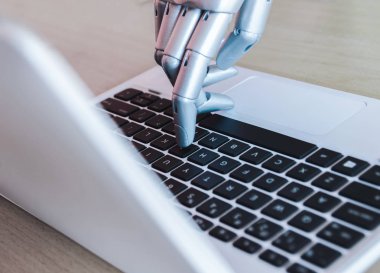 Robot elleri ve parmakları dizüstü bilgisayar düğmesi danışmanı chatbot robotik yapay zeka kavramı işaret