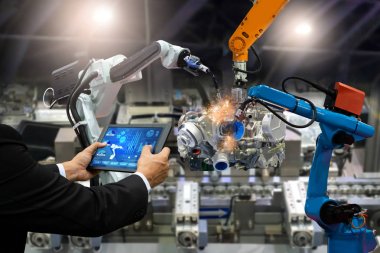 Yönetici mühendis dokunmatik elek kontrol otomasyon robot silah fabrika parçaları motor üretim sanayi robotlar ve mekanik kol üretimi