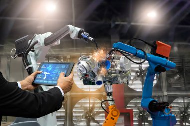 Yönetici mühendis dokunmatik elek kontrol otomasyon robot silah fabrika parçaları motor üretim sanayi robotlar ve mekanik kol üretimi