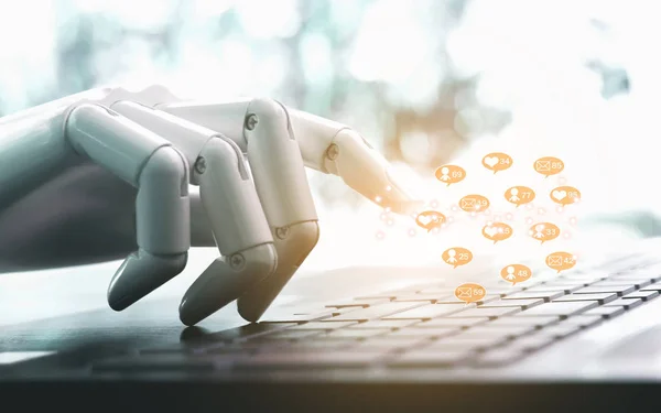 Robot eller ve parmakları nokta sosyal medya online iş mesajı, seviyor, takipçileri ve internet üzerinde yorum