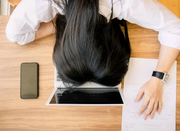 Arbetstagaren Skrivbordet Sova Och Stress Datorn — Stockfoto