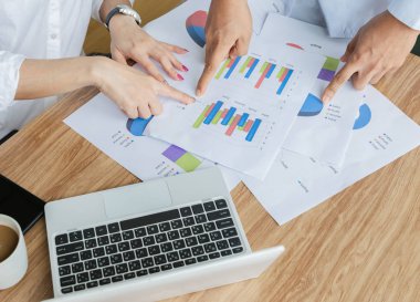 İş ekibi grafik ve grafikler strateji kavramı modern dizüstü bilgisayar analiz çalışması
