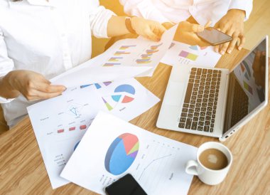 İş ekibi grafik ve grafikler strateji kavramı modern dizüstü bilgisayar analiz çalışması