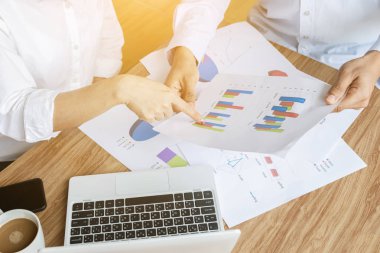 İş ekibi grafik ve grafikler strateji kavramı modern dizüstü bilgisayar analiz çalışması