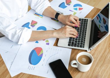 İş ekibi grafik ve grafikler strateji kavramı modern dizüstü bilgisayar analiz çalışması