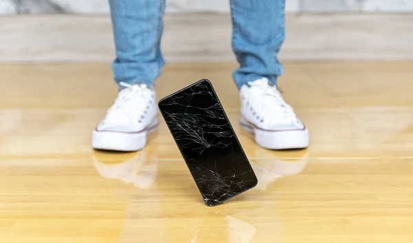 Gente Cae Teléfono Inteligente Pantalla Rota Piso — Foto de Stock