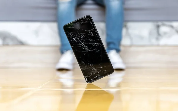İnsanlar yere kırık ekran akıllı telefon düşmek 