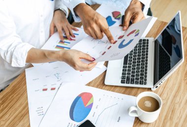 İş ekibi grafik ve grafikler strateji kavramı modern dizüstü bilgisayar analiz çalışması