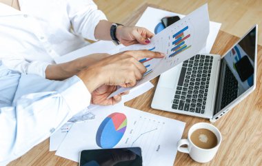 İş ekibi grafik ve grafikler strateji kavramı modern dizüstü bilgisayar analiz çalışması