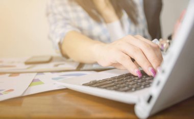 Masa üzerinde iş grafiği analizi üzerinde çalışan kadınlar