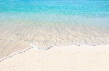 Deniz ve berrak su plaj bir tatil yaz rahatlatıcı var ve parlak gökyüzü seyahat